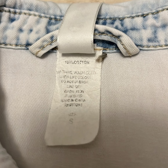 Ci Sono long sleeve faded blue jean button up top - Picture 4 of 5